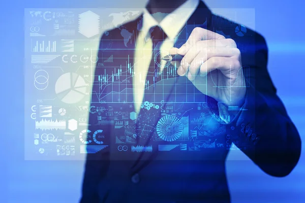 Affärsman i blå kostym arbetar med digital virtuell skärm — Stockfoto