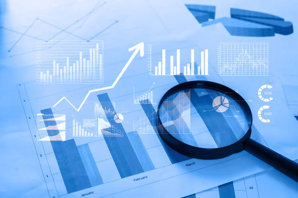 Büyüteç ve tabl üzerinde yalan analytics veriyle belgeleri