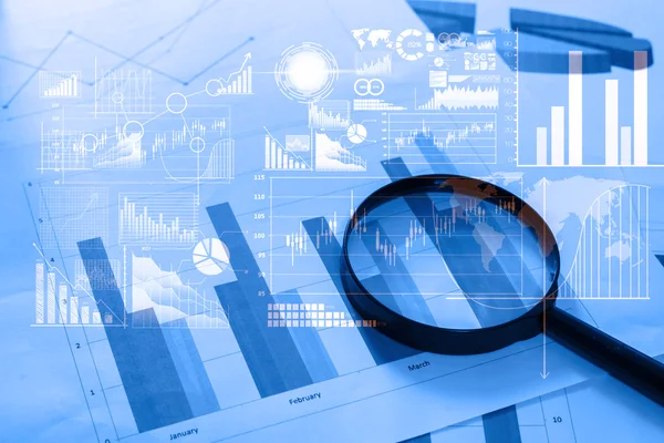 Büyüteç ve tabl üzerinde yalan analytics veriyle belgeleri