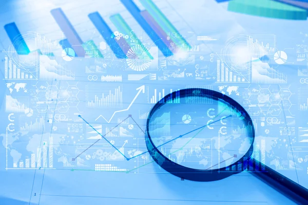 Büyüteç ve tabl üzerinde yalan analytics veriyle belgeleri