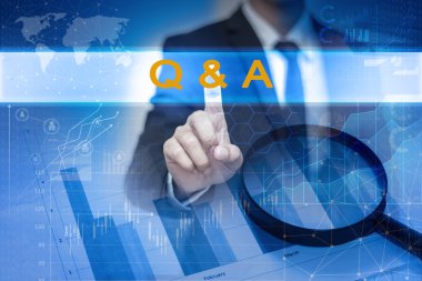 Sanal ekran butonuna Q & A dokunmadan işadamı el