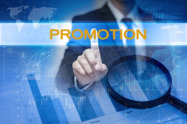 Sanal ekran butonuna promosyon dokunmadan işadamı el