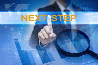 Sonraki adım düğmesinin üzerinde sanal ekran dokunaklı işadamı el