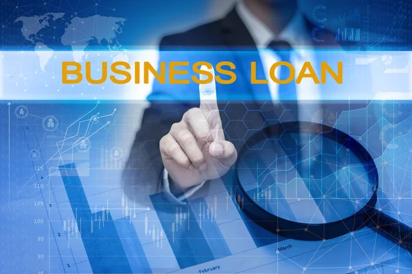 Бізнесмен торкається кнопки BUSINESS LOAN у віртуальному сценарії — стокове фото