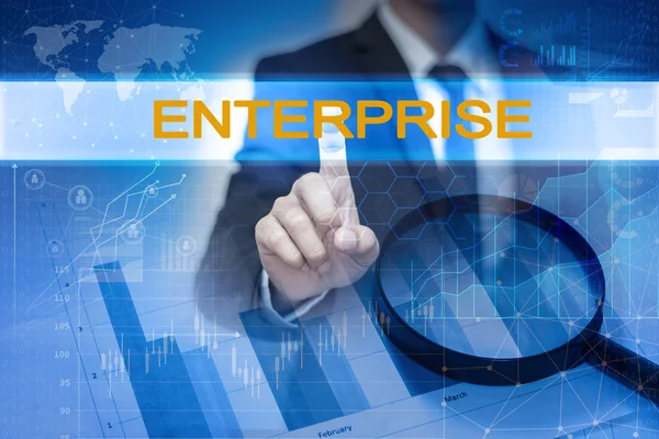 Podnikatel ruka se dotýká Enterprise tlačítko na virtuální obrazovky — Stock fotografie