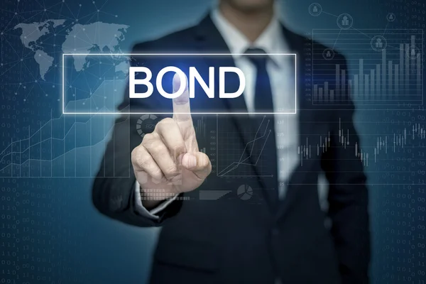Podnikatel ruka se dotýká Bond tlačítko na virtuální obrazovky — Stock fotografie