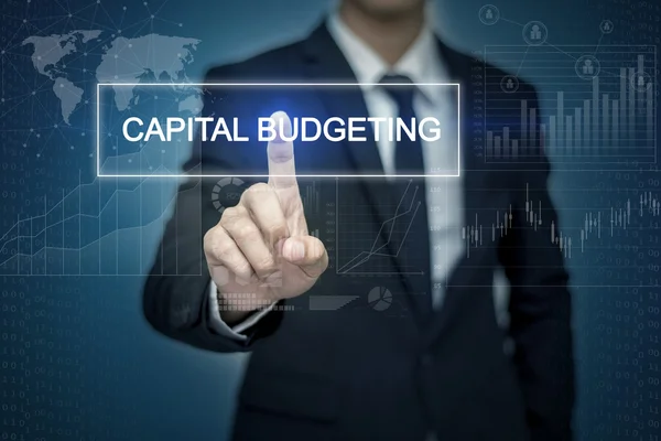 Podnikatel ruka se dotýká na virtuální tlačítko kapitálové rozpočetnictví — Stock fotografie