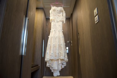 Güzel beyaz gelin Gelinlik Düğün salonunda