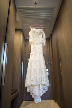 Güzel beyaz gelin Gelinlik Düğün salonunda