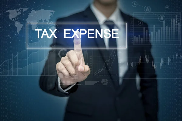 Biznesmen rękę dotykając przycisk podatku dochodowego na wirtualny ekran — Zdjęcie stockowe