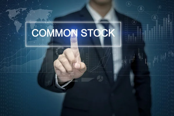 Üzletember keze megérintette a közönséges részvény gomb virtuális képernyőn — Stock Fotó