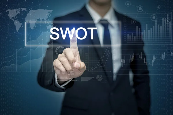 商人用手抚摸 Swot 虚拟屏幕上的按钮 — 图库照片