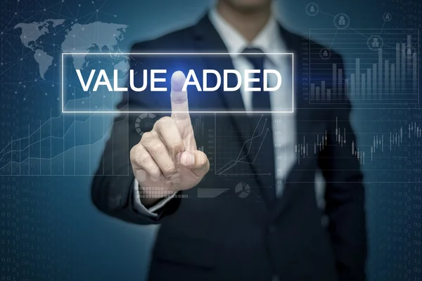 Zakenman hand aanraken van toegevoegde waarde knop op virtueel scherm — Stockfoto
