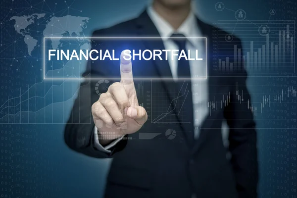 Empresario mano tocando FINANCIAL SHORTFALL botón en virtual — Foto de Stock