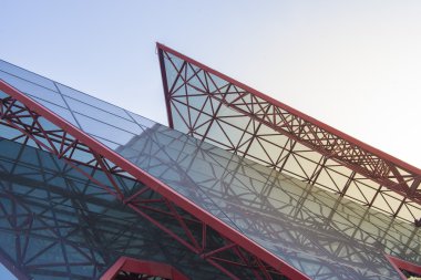 Modern bina ve mavi gökyüzü