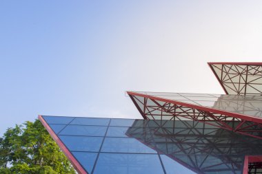 Modern bina ve mavi gökyüzü