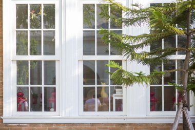 sarı tuğla duvar beyaz pencere