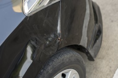 Siyah araba ağaca çarptı