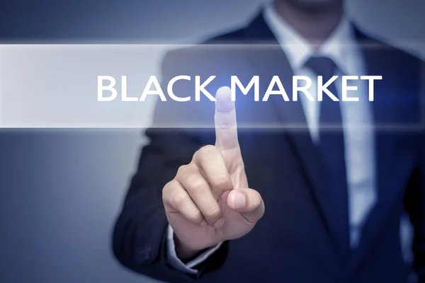 Empresario tocando a mano el botón BLACK MERKET en la pantalla virtual — Foto de Stock