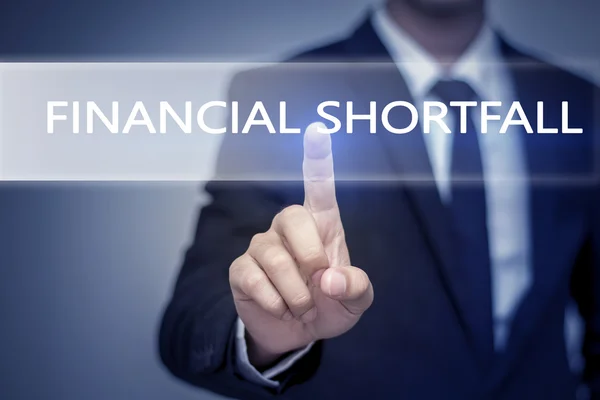 Empresario mano tocando FINANCIAL SHORTFALL botón en virtual — Foto de Stock