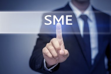 Sanal ekranda işadamı eli KME tuşuna basıyor