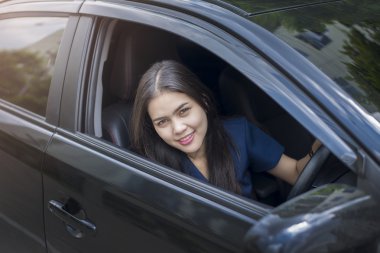 Onun arabayı çekici kadın