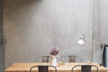 Çimento duvar ile modern masalar