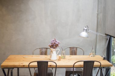 Çimento duvar ile modern masalar