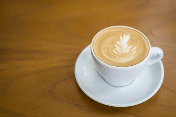 Copo cappuccino no fundo de madeira — Fotografia de Stock