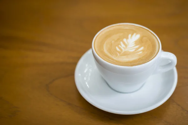 Copo cappuccino no fundo de madeira — Fotografia de Stock