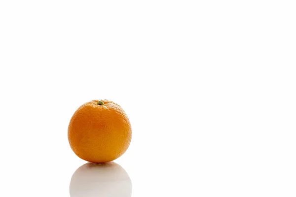 Isolado laranja sobre fundo branco — Fotografia de Stock