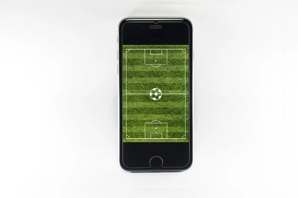 Campo de fútbol en el teléfono inteligente aislado sobre fondo blanco — Foto de Stock