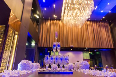 Şampanya bokeh ile düğünde Piramit şeklinde fro gözlük