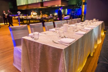 Düğün zarif akşam yemeği tablosunda