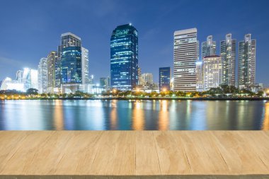 Gece şehir şehir arka plan ile ahşap zemin