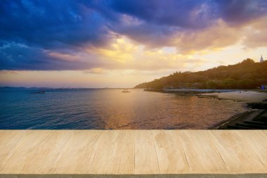 Gün batımında deniz görünümün arka planında ile ahşap zemin