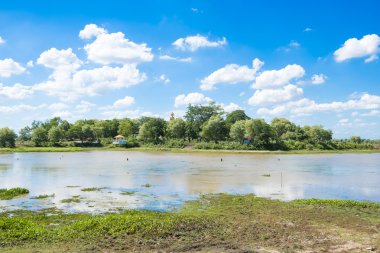 Rezervuar mavi gökyüzü ile
