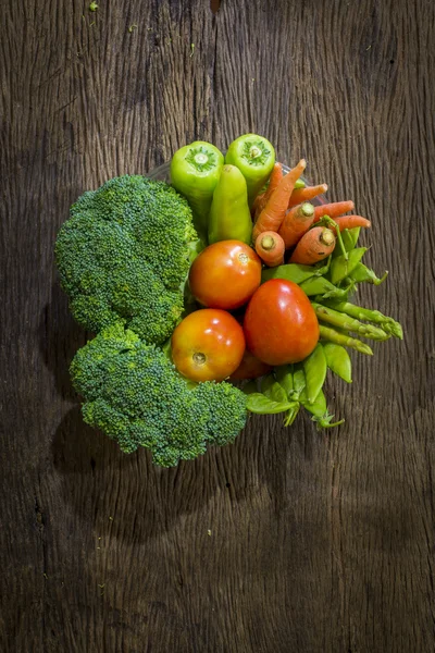 Πράσινα λαχανικά σε φόντο ξύλου — Φωτογραφία Αρχείου