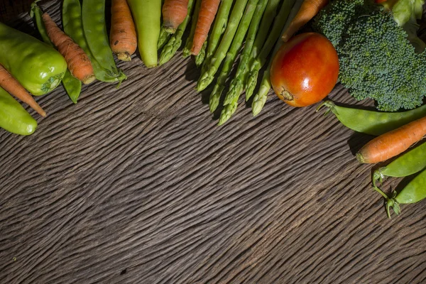 木材の背景に緑の野菜 — ストック写真