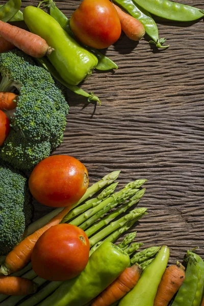 Groene groenten op houten achtergrond — Stockfoto