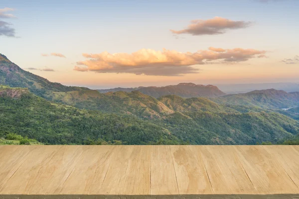 Piso de madeira com fundo de vista para a montanha no crepúsculo — Fotografia de Stock