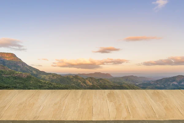 Piso de madeira com fundo de vista para a montanha no crepúsculo — Fotografia de Stock