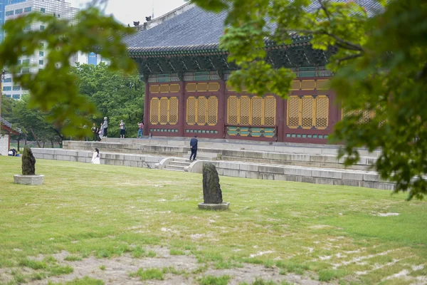 SEOUL, Coreia do Sul - 24 de maio: Deoksugung Palace. Maio 24, 2016 em S — Fotografia de Stock