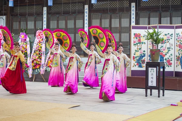 SEOUL, Corea del Sud - 21 MAGGIO: spettacolo di Corea nel villaggio popolare — Foto Stock