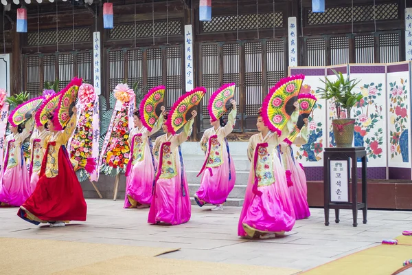 СЕУЛ, Южная Корея - 21 мая: корейское шоу в народной деревне — стоковое фото