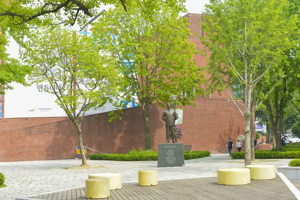 SEOUL, Coreia do Sul - 24 de maio: Coréia árvores na cidade. Maio 24, 2016 em — Fotografia de Stock