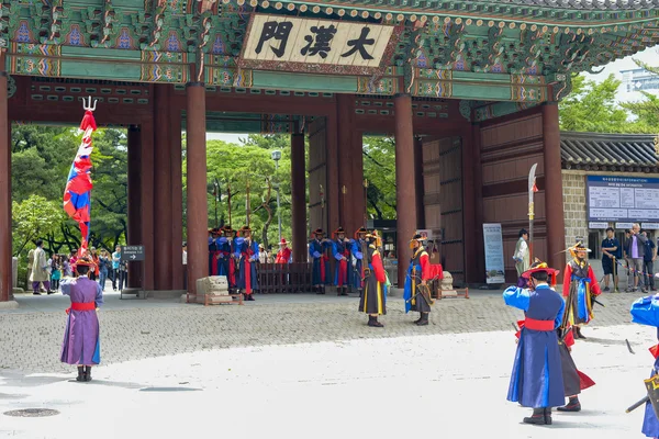 韩国首尔--5月 2 4日: 皇家警卫仪式的变更 — 图库照片