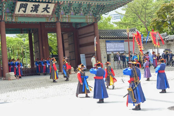 SEOUL,South Korea - MAY 24: Changing of the Royal guard ceremony — Stock Photo, Image