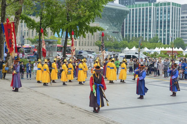 韩国首尔--5月 2 4日: 皇家警卫仪式的变更 — 图库照片