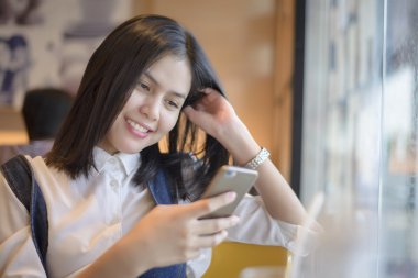 Çekici kadın onun mesajlarını Smartphone sitti süre